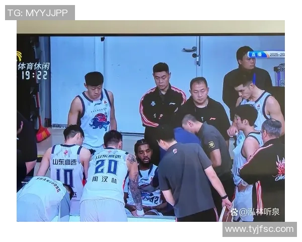 江苏男篮与山东男篮激战正酣谁能在这场对决中笑到最后